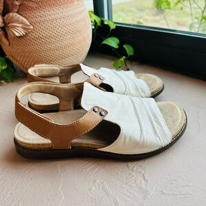 Brioso Asante leather sandals in a cream/white tan colorway Size 9M